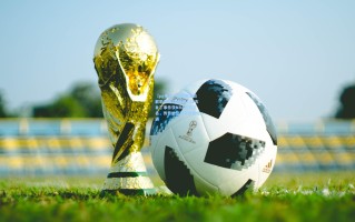 【pg电子】球迷潮涌致歉勒布朗·詹姆斯！球衣补丁事件获NBA官方正名，传奇地位再获至高礼遇