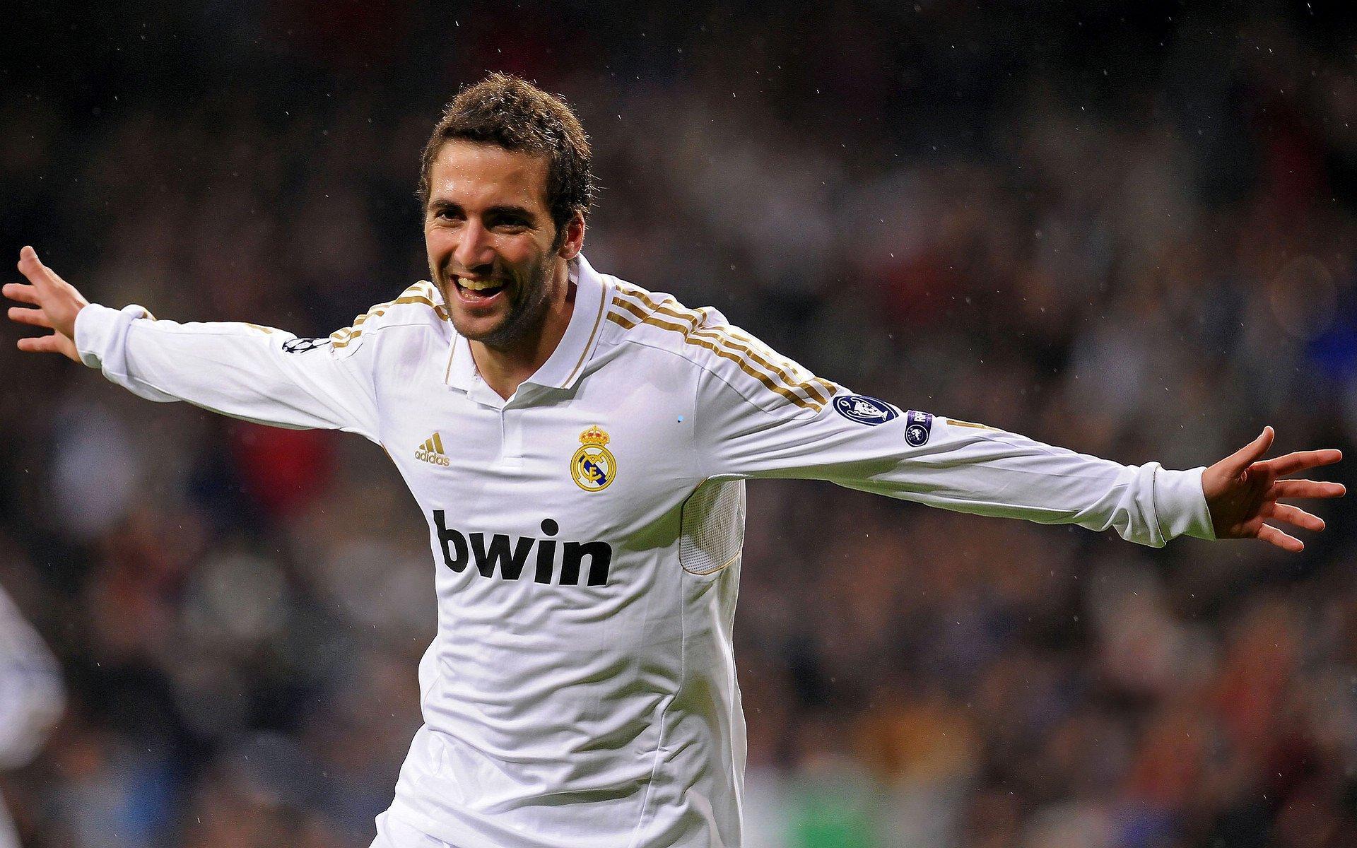 pg电子模拟器：姆巴耶温情时刻，赠衣颁奖小男孩诠释体育大爱-第2张图片-pg模拟器-pg电子模拟器-pg试玩游戏官网